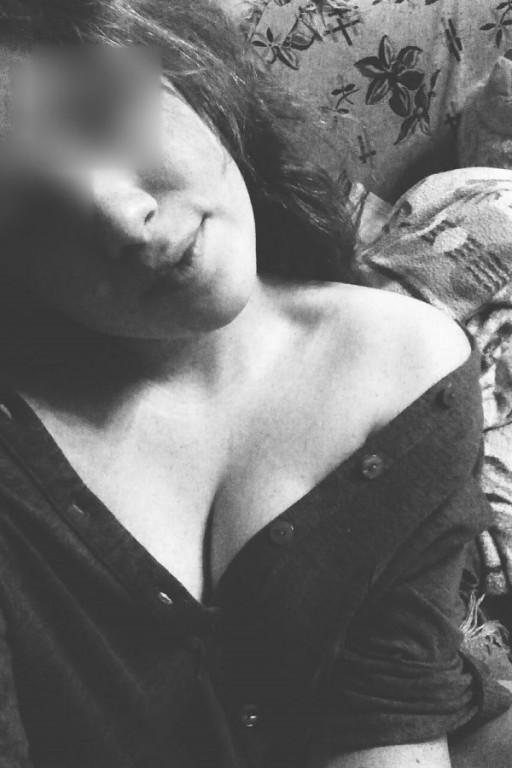 Jeune femme timide se laisse aller sur Aurillac