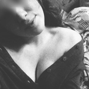 Jeune femme timide se laisse aller sur Aurillac