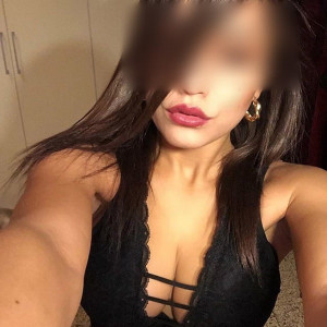 Jeune coquine baise avec des vieux de Nice