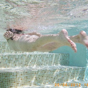 Plaisir de nager nu dans l’eau