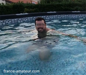 Quentin de Cannes invite une femme dans sa piscine pour sexe libéré