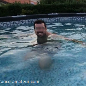Quentin de Cannes invite une femme dans sa piscine pour sexe libéré