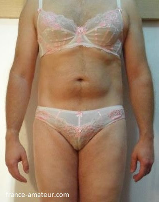 Travesti de 52 ans de Paris adore les jeunes coquins gays