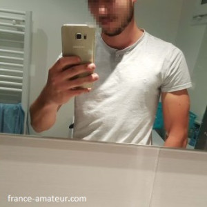 Beau mec et bien monté cherche une femme à Niort