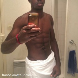 Mec black de Colombes cherche une femme mature