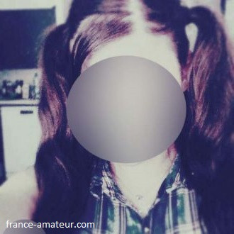 Coquine à couettes préfère les hommes matures sur Landerneau