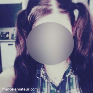Coquine à couettes préfère les hommes matures sur Landerneau
