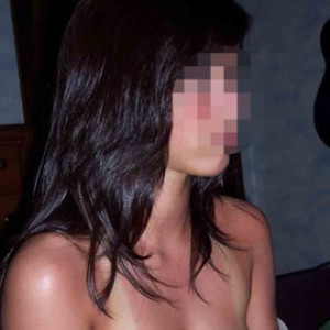 Femme habille de ses mains cherche plan Q à Versailles